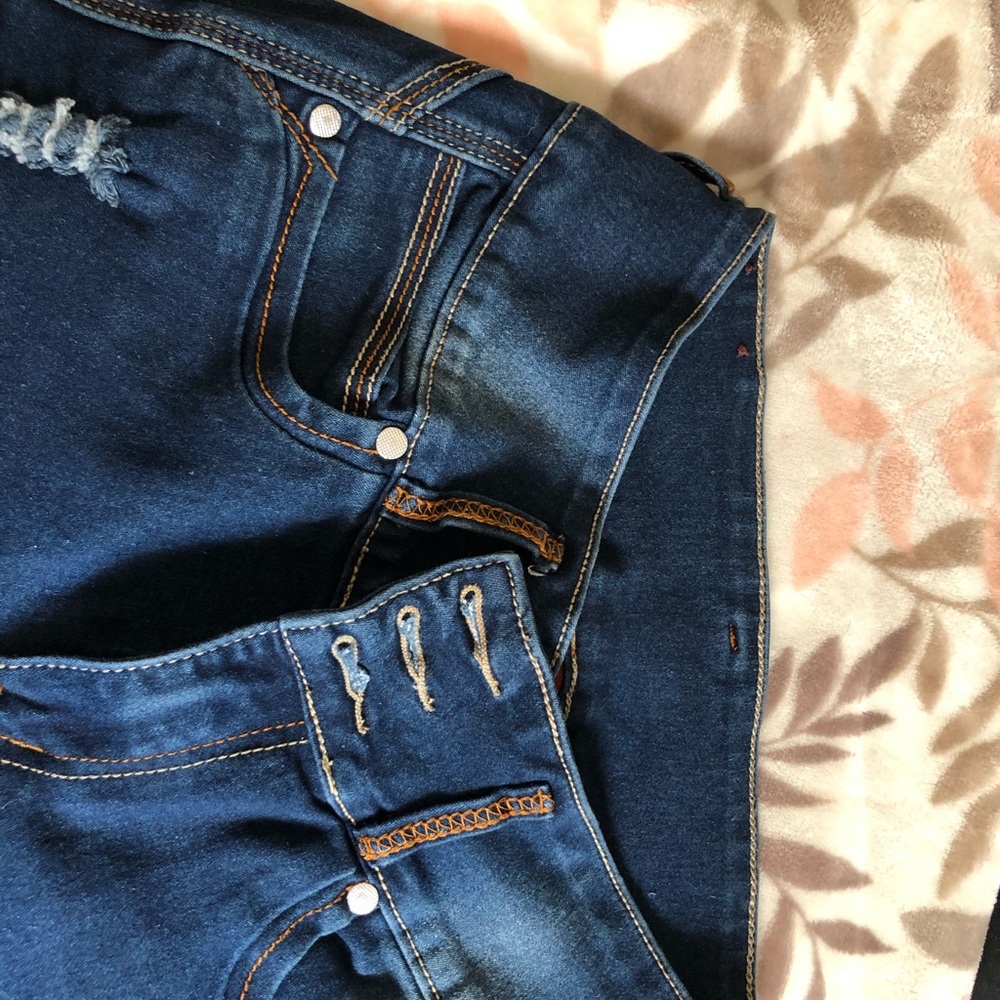 Super cute dark blue jeans !